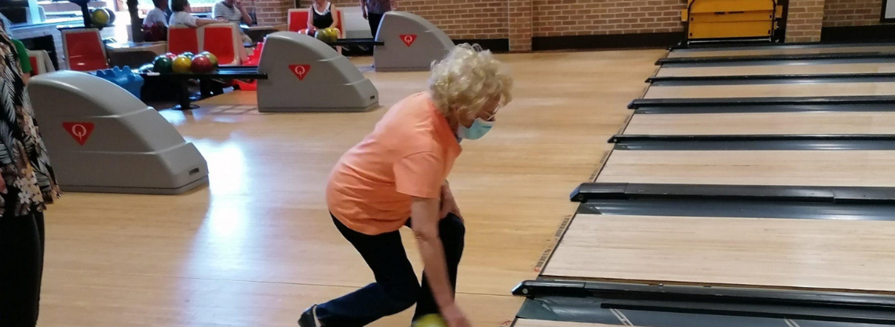 Personne âgée faisant du bowling