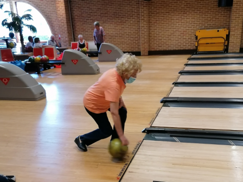 Personne âgée faisant du bowling